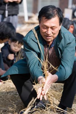 시범을 보이고 계신 아저씨의 모습