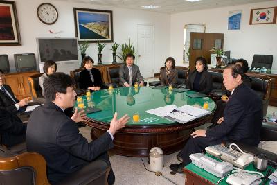 음료수를 마시며 이야기를 나누고 있는 시장님과 직원들2