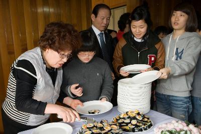 접시에 김밥을 담는 어른들