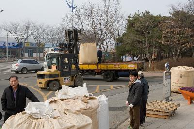 지게차로 쌀가마를 화물차로 실어나르고 있다2