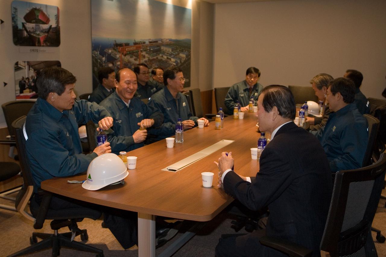 간단히 차를 마시며 이야기를 나누는 시장님과 사장님1