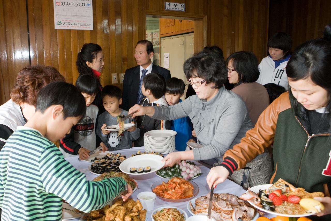 맛잇는 음식을 담아주는 어른들4