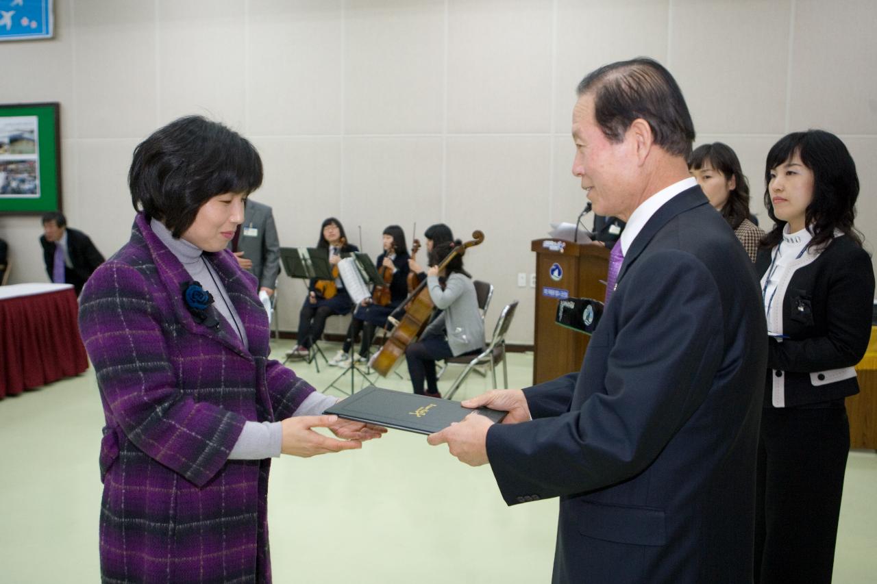 장학증서를 수여하는 시장님과 받는 학생들의 모습1