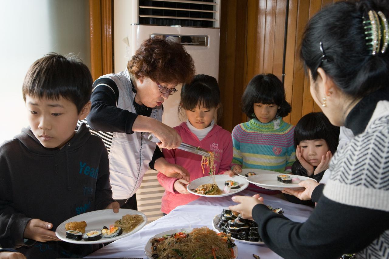 맛잇는 음식을 담아주는 어른들5