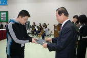 장학증서를 수여하는 시장님과 받는 학생들의 모습2사진(00002)