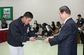 장학증서를 수여하는 시장님과 받는 학생들의 모습10사진(00010)