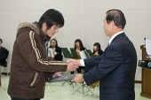 장학증서를 수여하는 시장님과 받는 학생들의 모습11사진(00011)