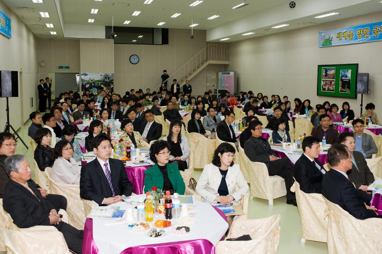 경청하시는 의원님들과 관람객2