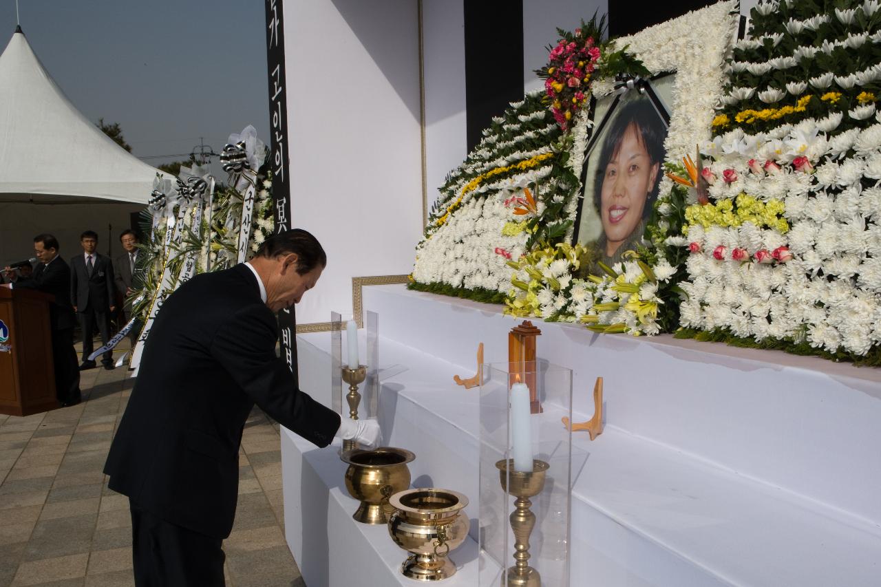 시장님께서 분향을 뿌리고 계신다