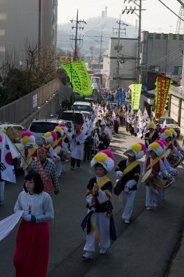 사물놀이 복장을 하고 올라가는 아이들