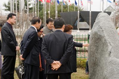 비석을 관람하고 계신 시장님1