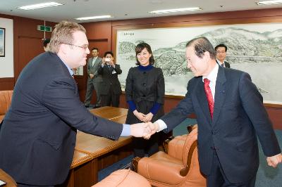 악수를 하는 시장님과 대표님