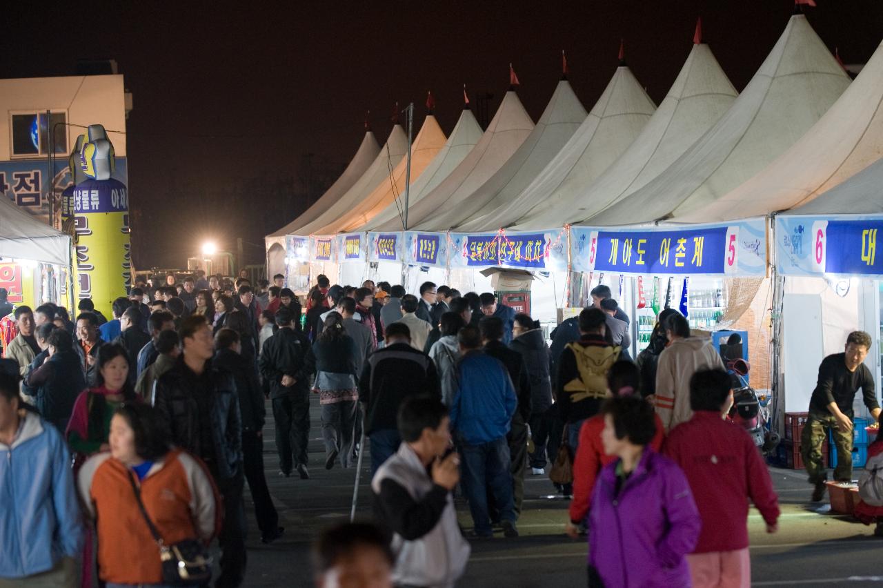 수산물 축제를 즐기러온 많은 사람들4