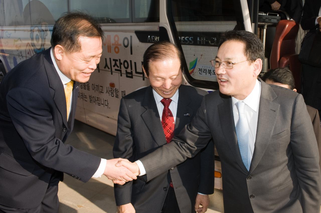 장관님과 악수 중이신 의원님