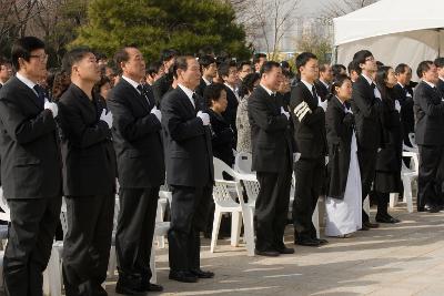 국민의례를 하는 시장님과 의원분들