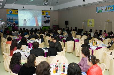 스크린을 보고있는 관람객들