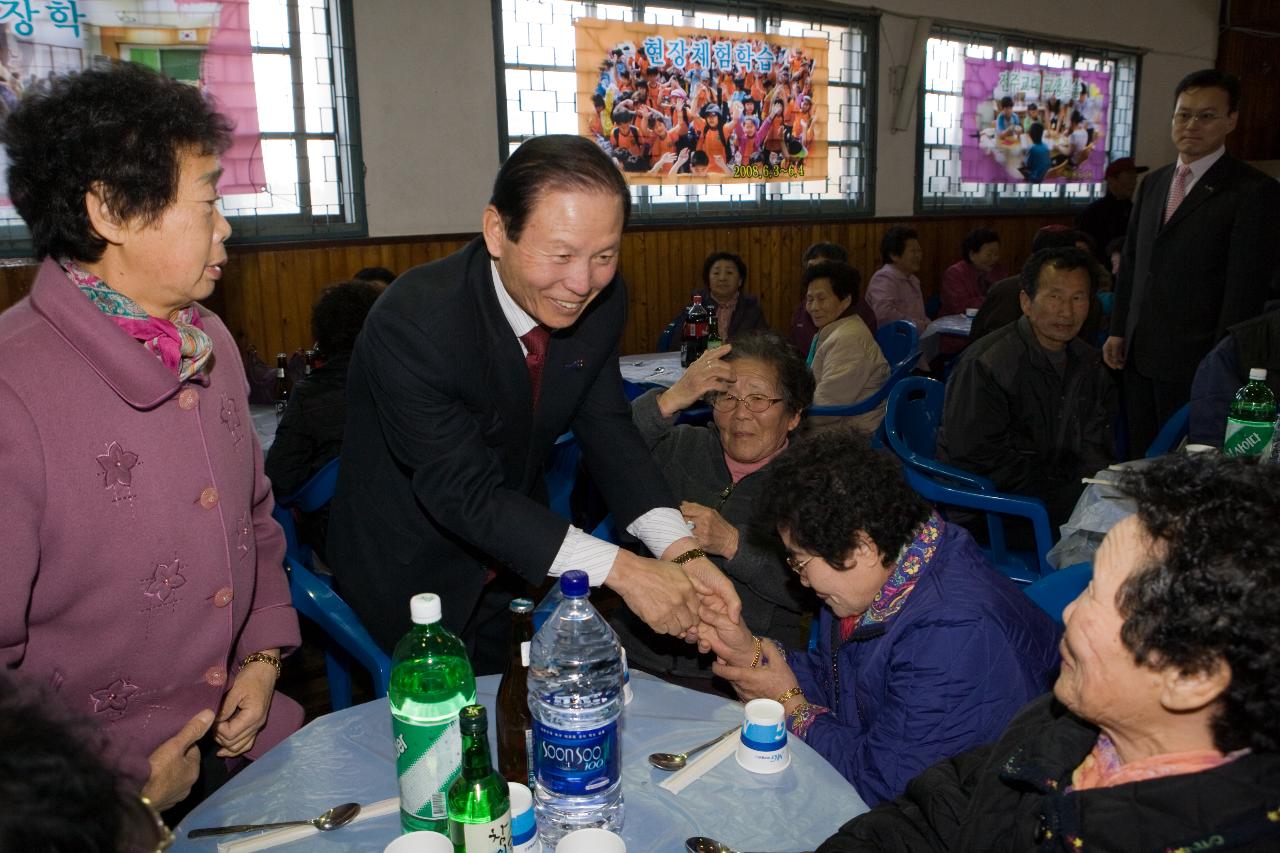 할머니와 악수를 나누시는 시장님1