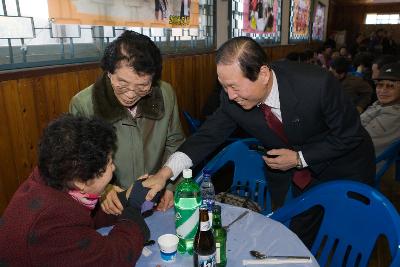 할머니와 악수를 나누시는 시장님2