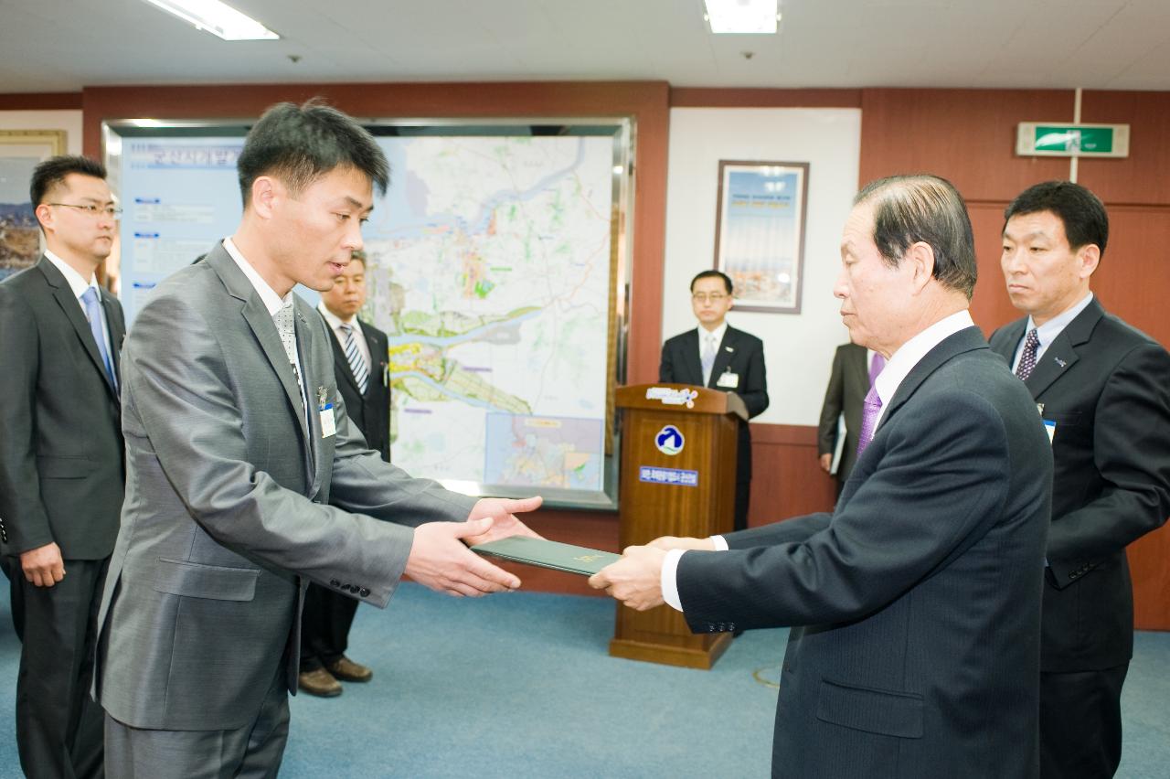 사령장을 교부받는  직원들7