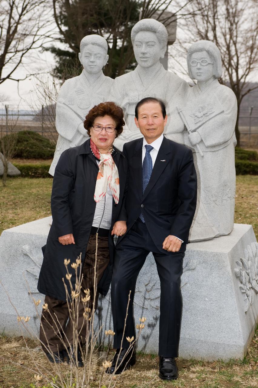 석상앞 시장님과 여사님 사진촬영