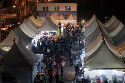 수산물 축제를 즐기러온 많은 사람들3