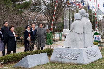 석상을 보고계신 시장님