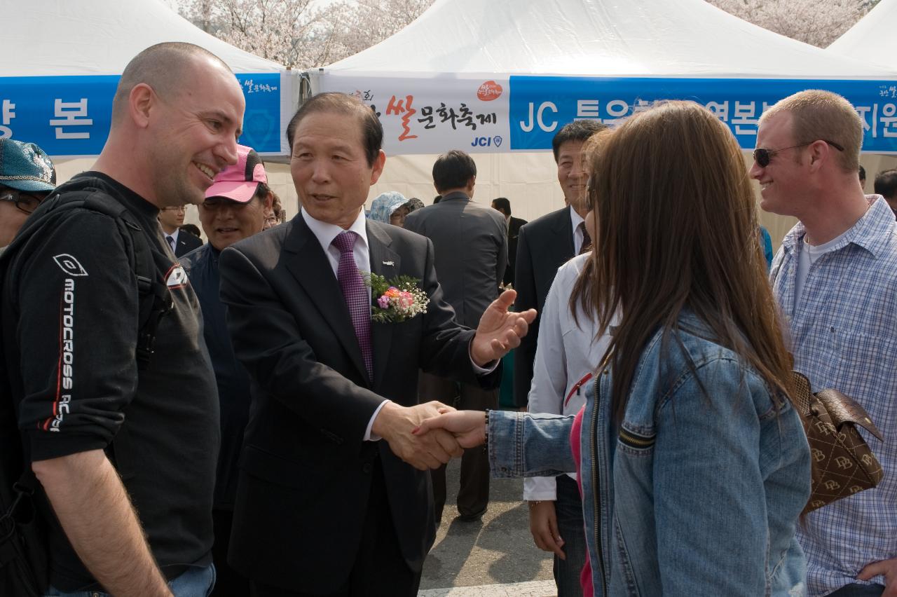 쌀문화 축제에 온 관광객들과 악수를 나누시는 시장님3