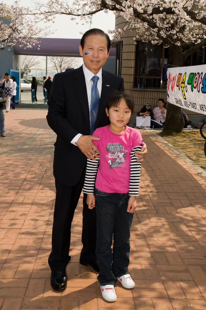 아이와 기념 사진 촬영 중이신 시장님2