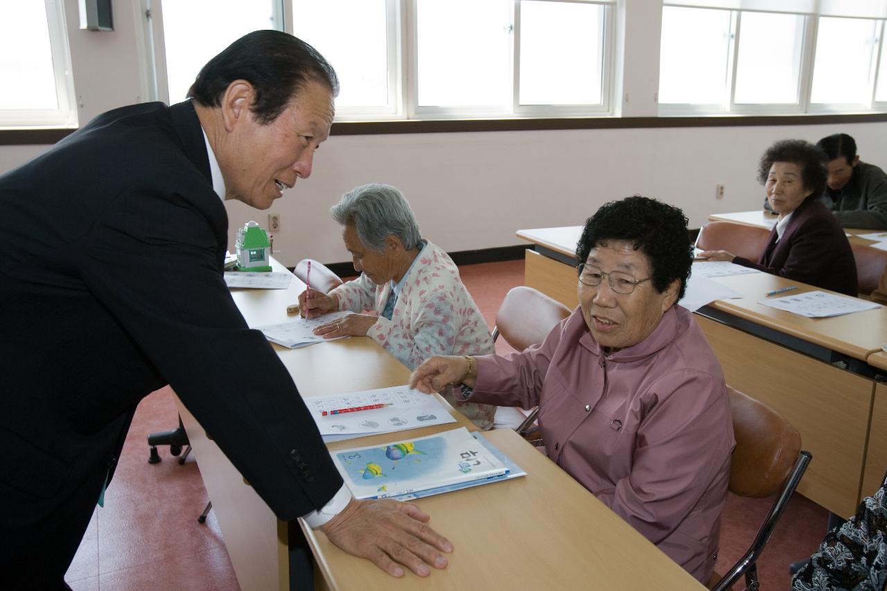 할머님과 대화중이신 시장님2