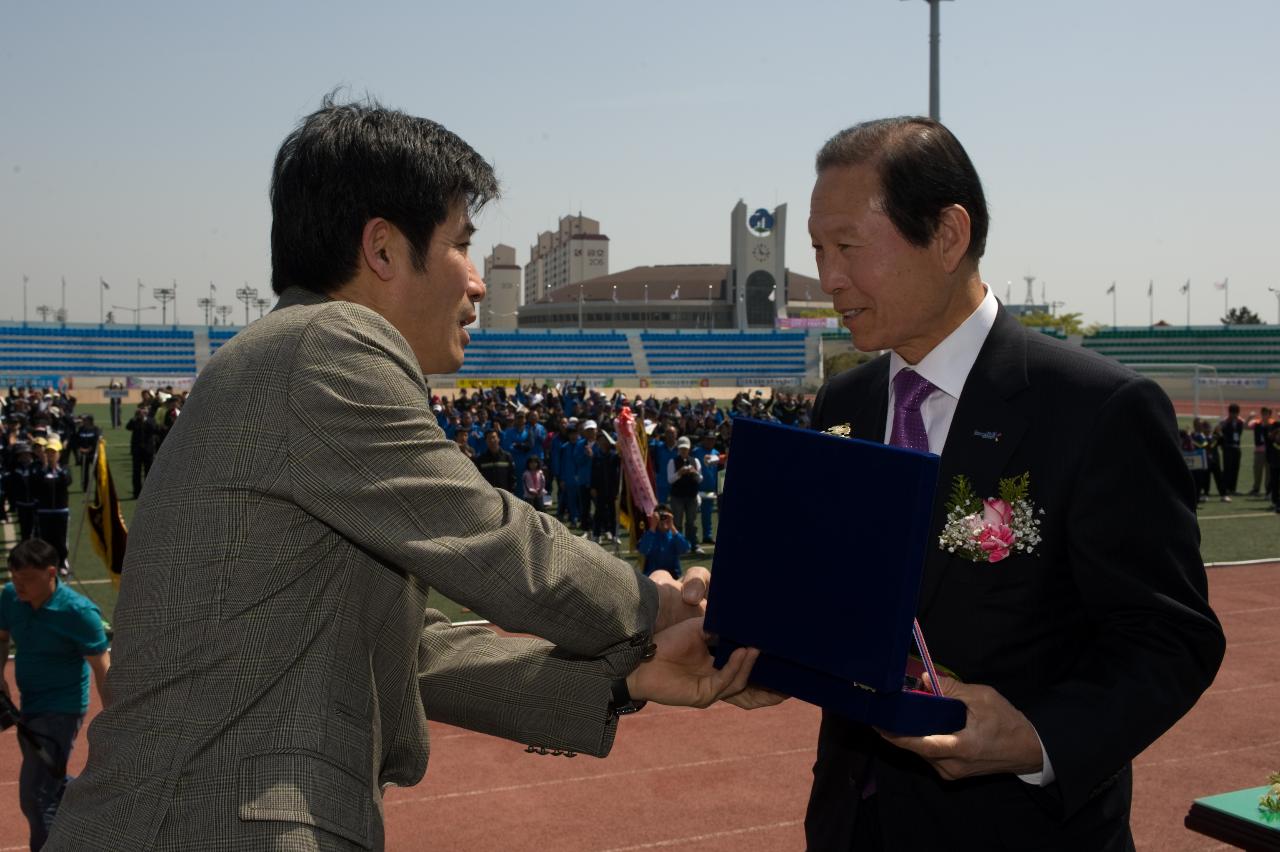 상패를 전달받는 시장님2