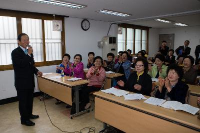 마이크를 잡은 시장님과 박수를 치시는 주민들