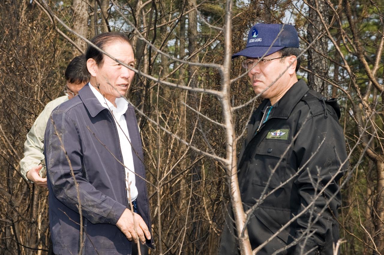 관계자와 대화 중이신 시장님