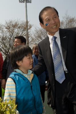 아이와 함께 웃고 계신 시장님