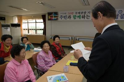 할머님의 편지를 읽고 계신 시장님