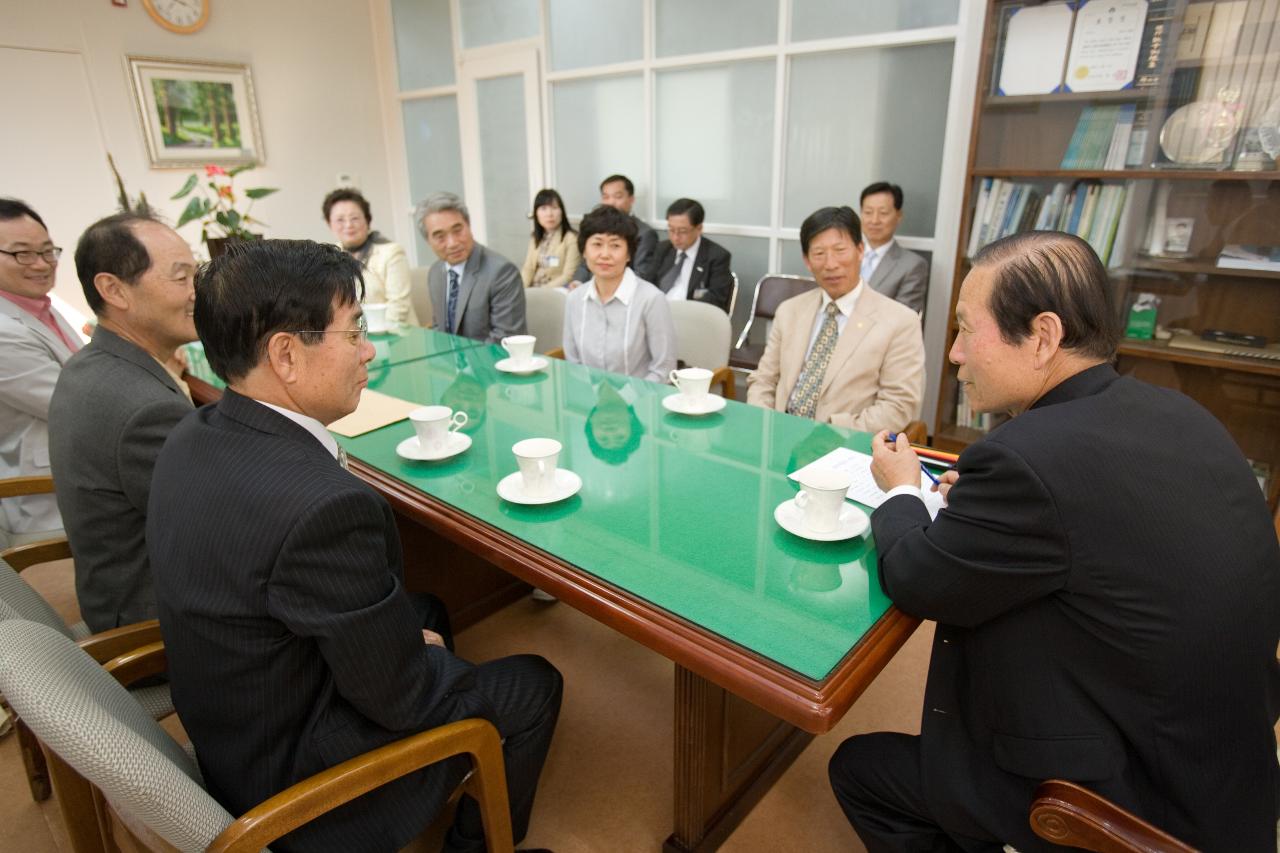 의원분들과 대화중이신 시장님1