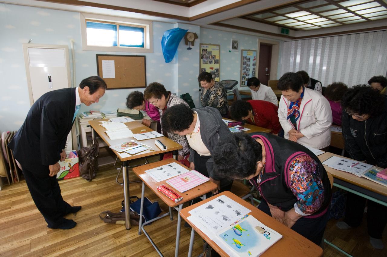 주민분들과 인사를 하시는 시장님