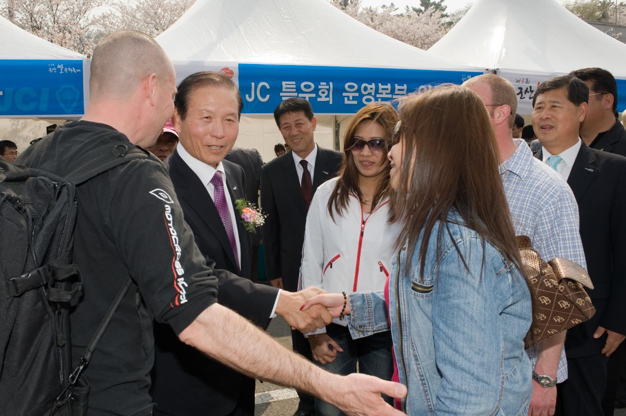 쌀문화 축제에 온 관광객들과 악수를 나누시는 시장님2