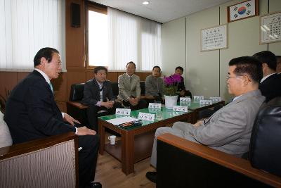 의원분과 대화중이신 시장님의 모습