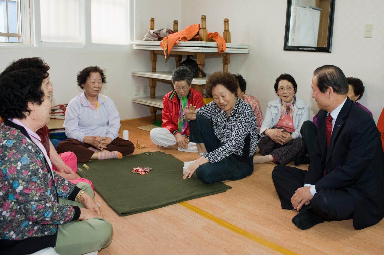 고스톱을 즐기시던 할머니들 사이에 시장님2