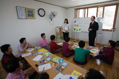 시장님께서 문해교육장 방문 중인 모습1