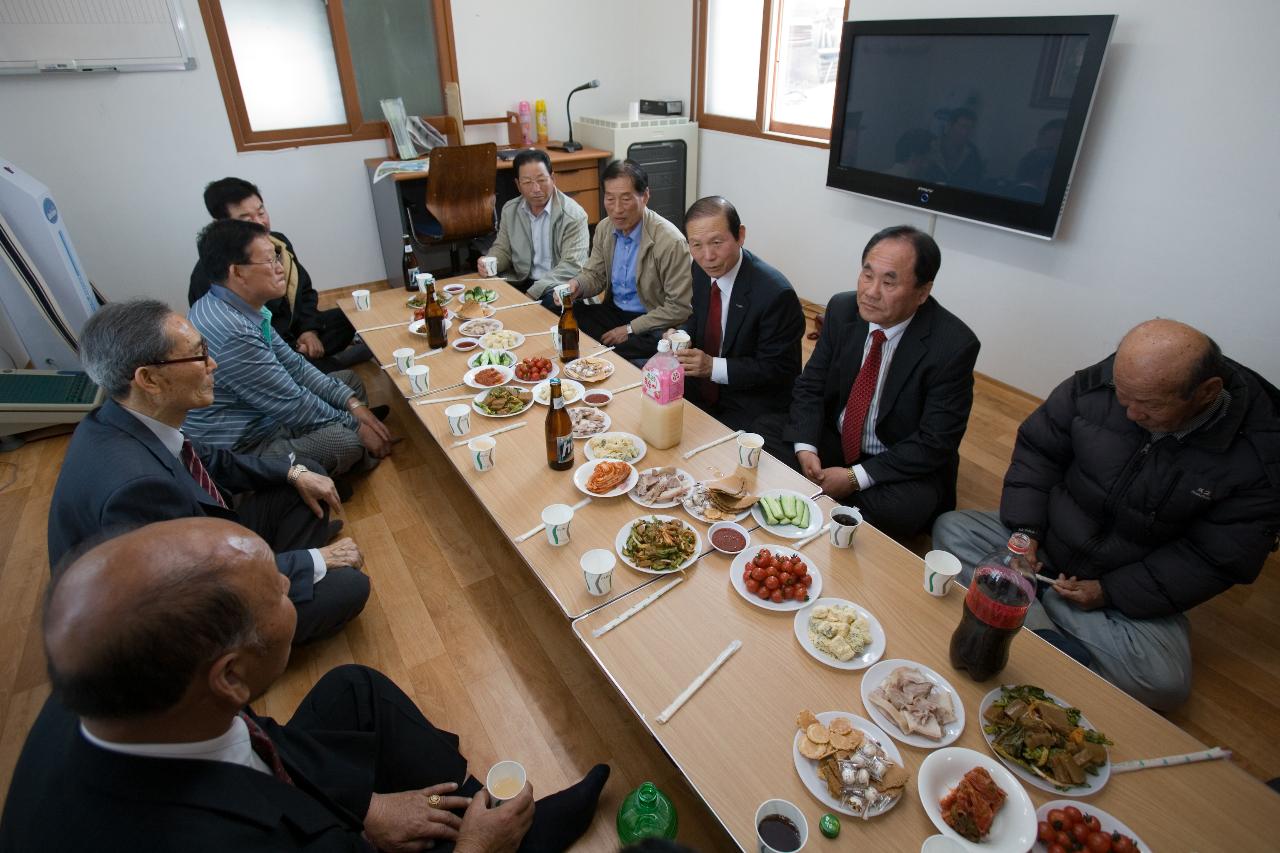 주민분들과 대화를 하고 계신 시장님2