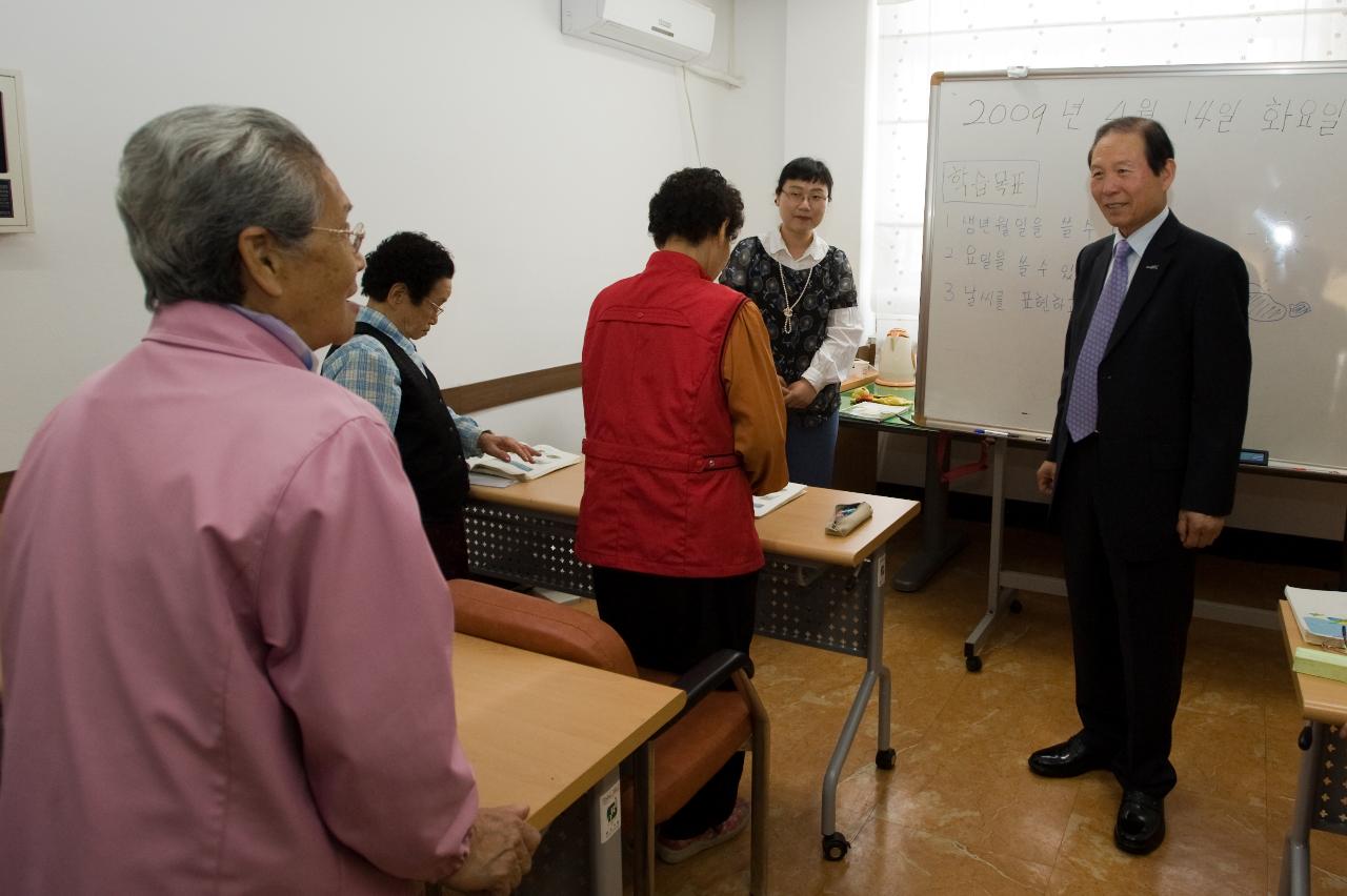 할머니와 대화 중인 시장님1