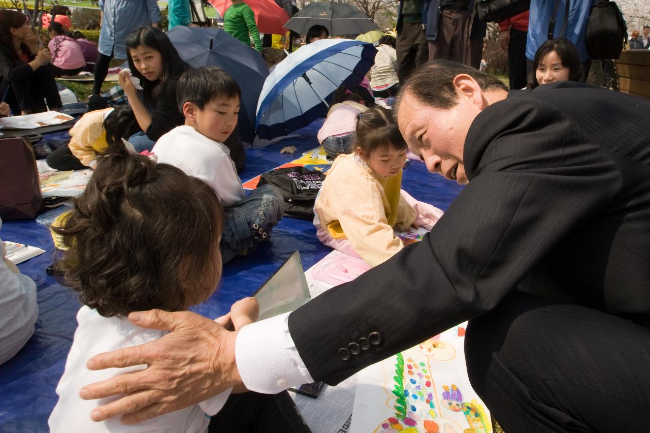 아이와 대화를 나누고 계신 시장님3