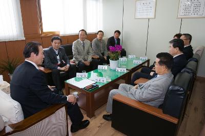 의원분들과 대화 중이신 시장님2