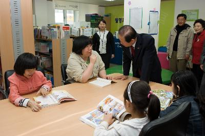 아이들과 대화는 나누는 시장님5