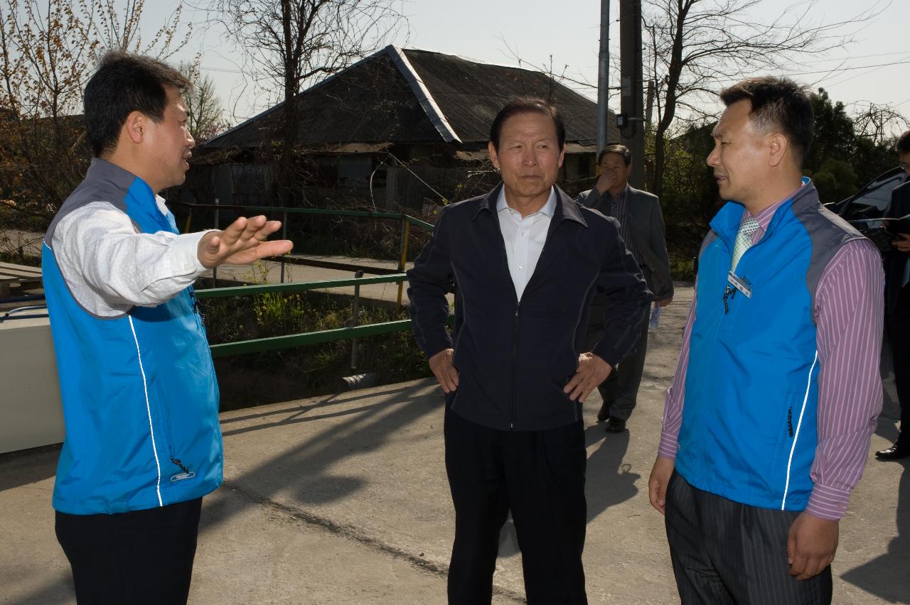 관계자 분들과 대화중이신 시장님