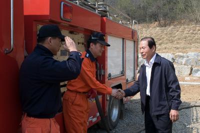 소방관들과 악수를 나누시는 시장님