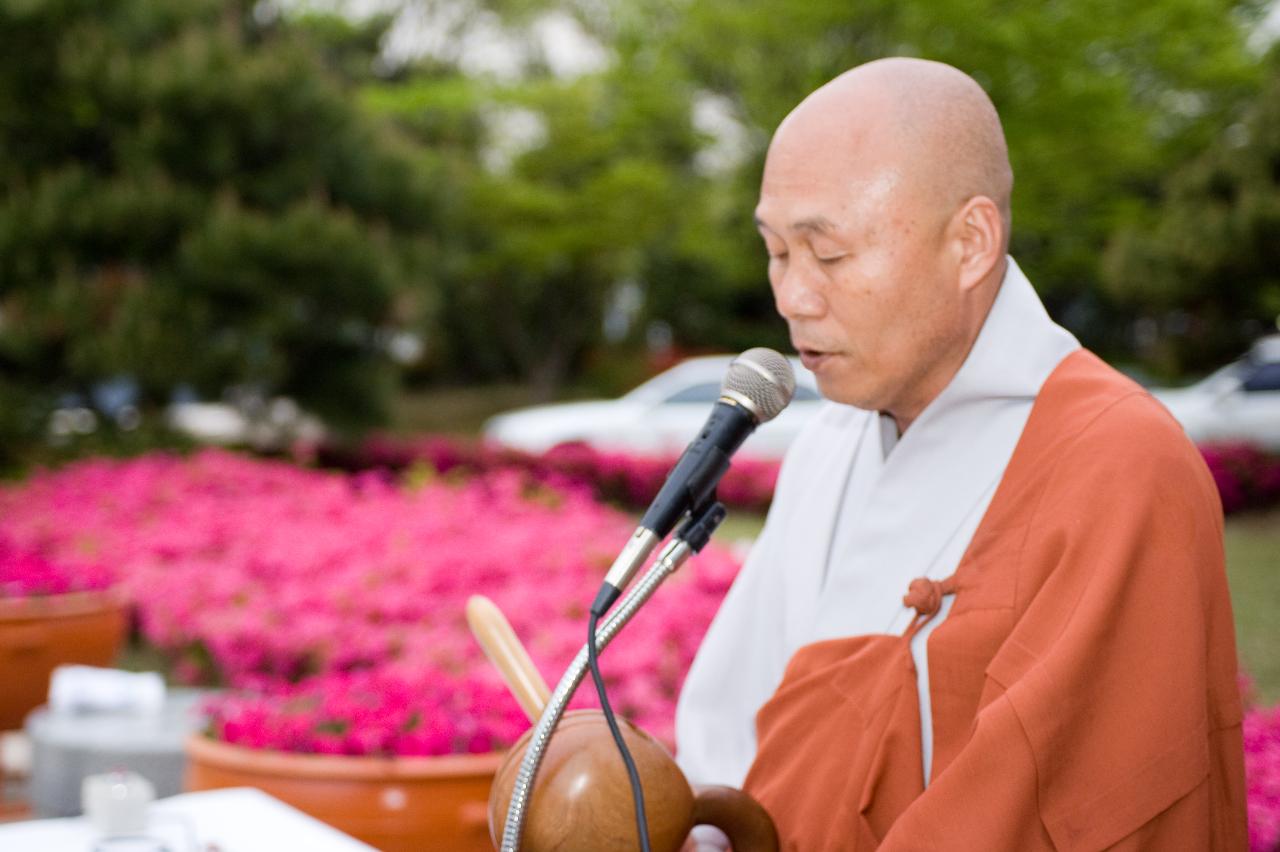 말씀 중이신 스님의 모습