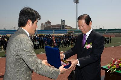 상패를 전달받는 시장님1