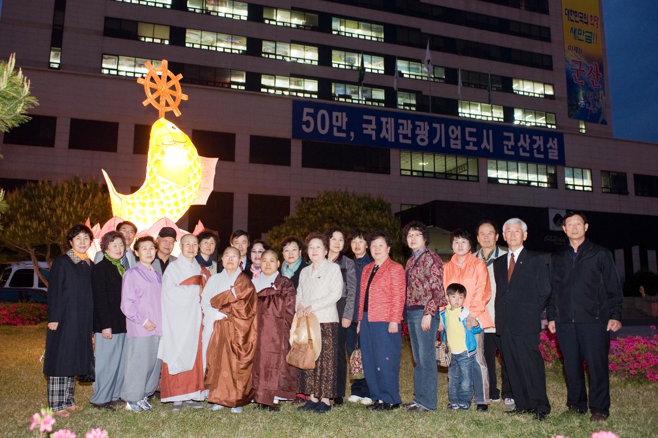 등 앞에서 스님과 의원님들의 기념 단체 사진 촬영